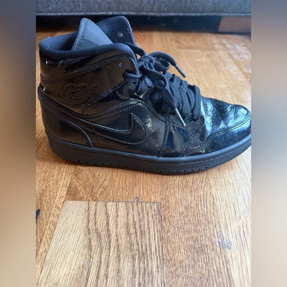 Nike. Air Jordan 1 Mid Patent SE 'Triple Black'. Size 8.5. - Picture 5 of 11